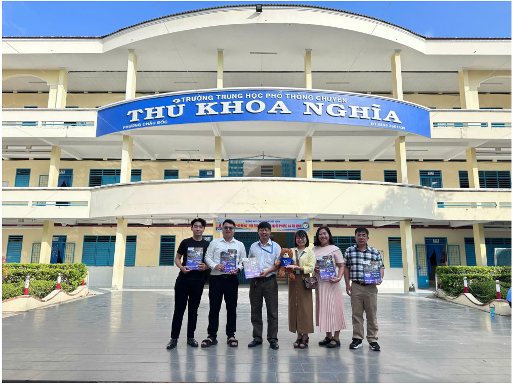 TUỔI TRẺ TDMU TẠI TRƯỜNG THPT CHUYÊN THỦ KHOA NGHĨA: ĐỒNG HÀNH CÙNG SĨ TỬ TRÊN HÀNH TRÌNH CHỌN NGHỀ, CHỌN TRƯỜNG